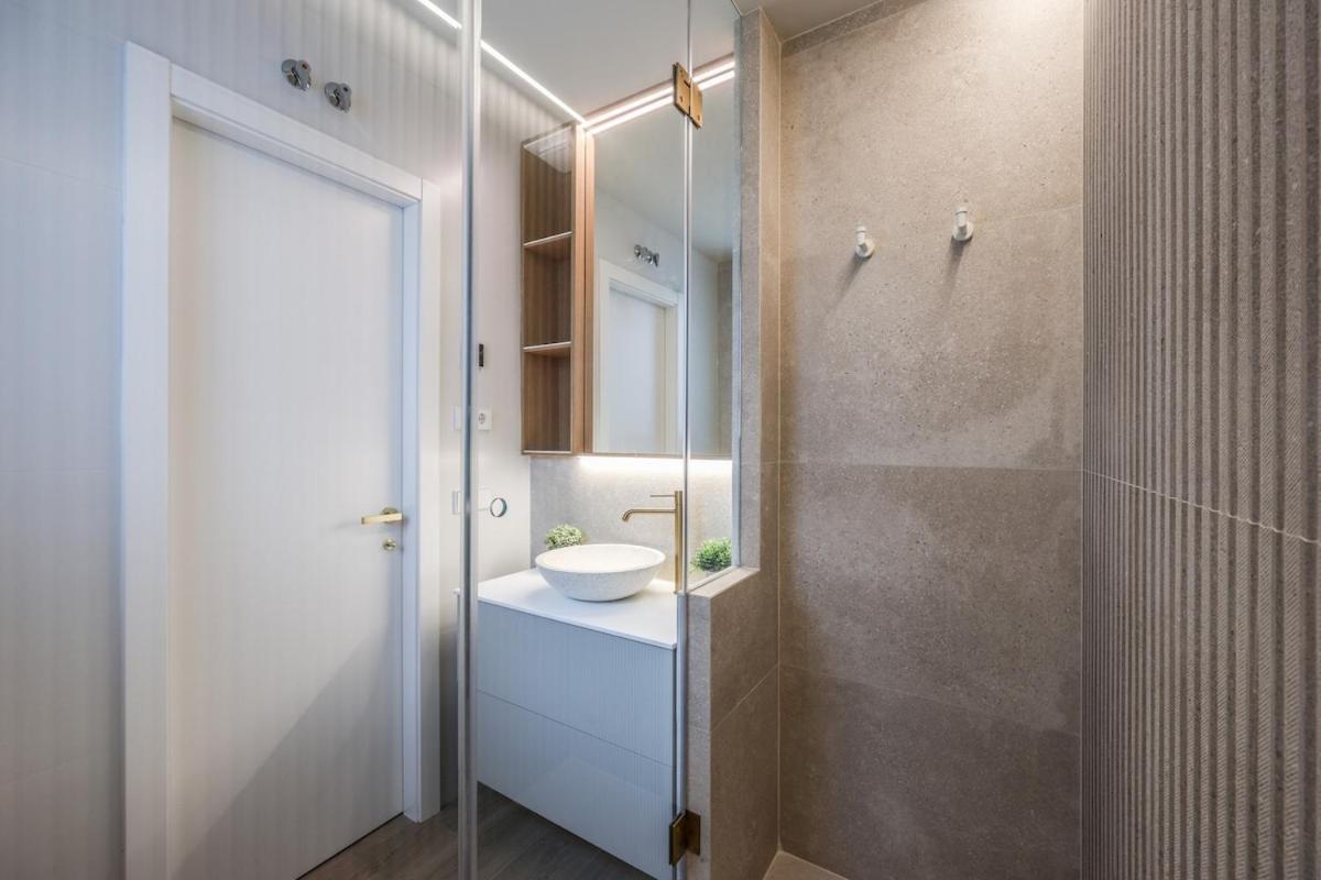 Chic Steps From Gran Via Apartment *